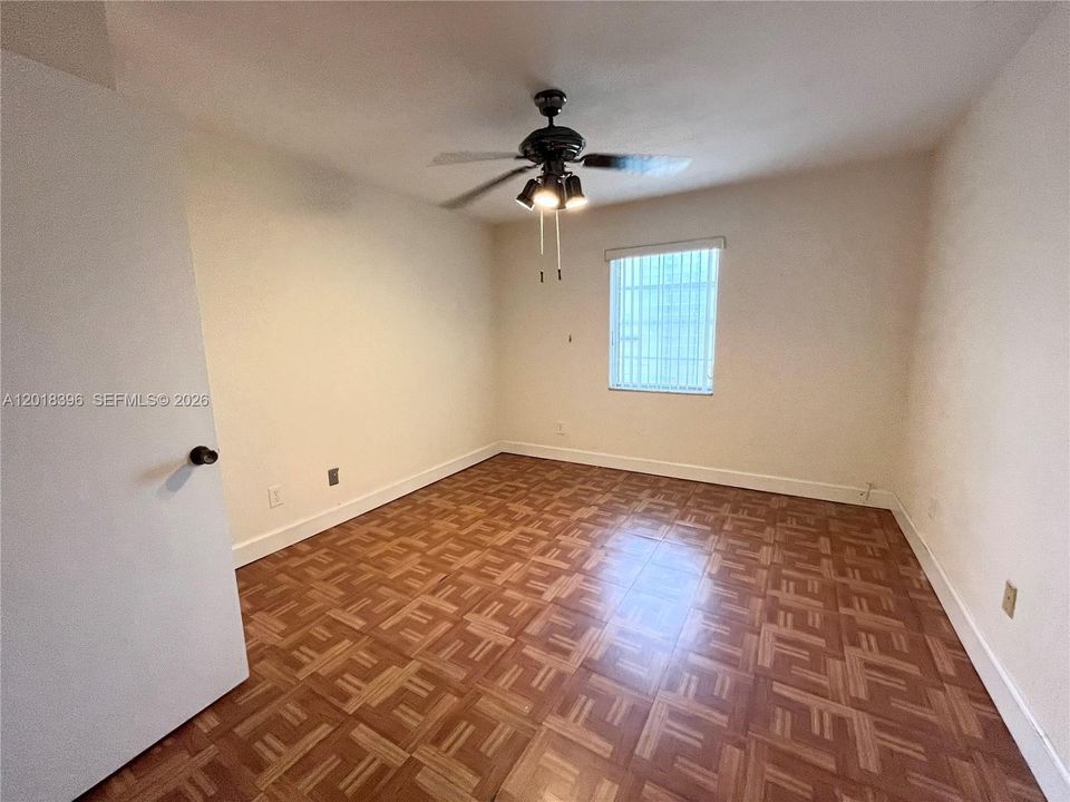 For Sale: $165,000 (1 beds, 1 baths, 560 Square Feet)