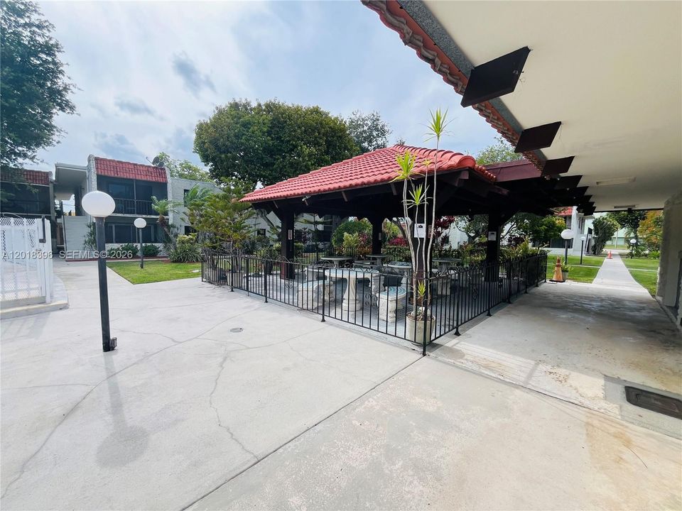 For Sale: $165,000 (1 beds, 1 baths, 560 Square Feet)