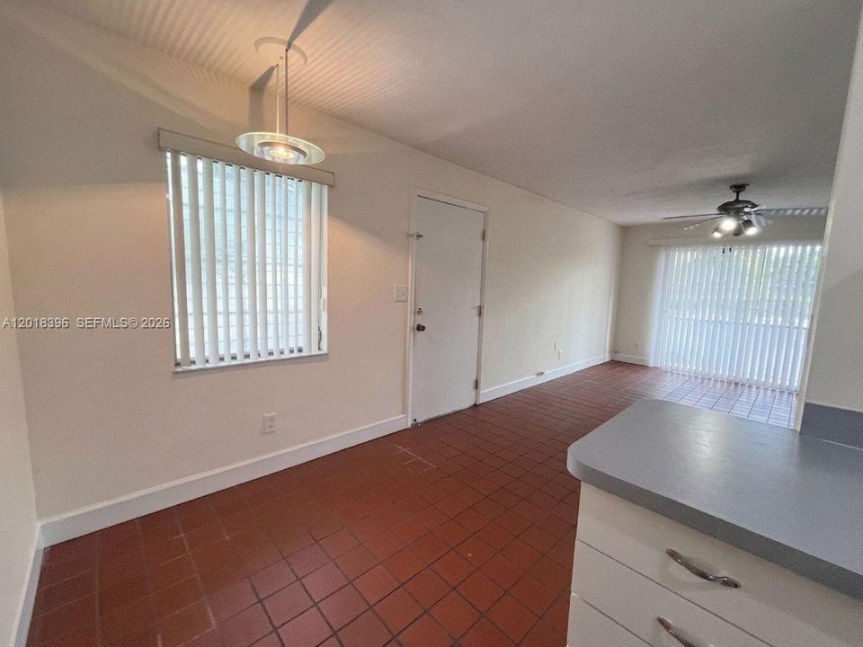 For Sale: $165,000 (1 beds, 1 baths, 560 Square Feet)