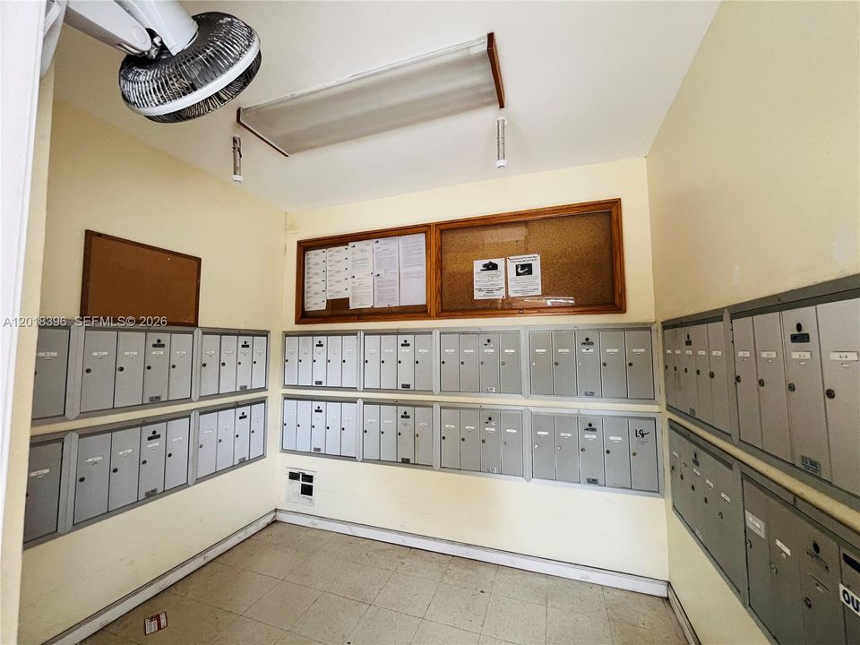 For Sale: $165,000 (1 beds, 1 baths, 560 Square Feet)