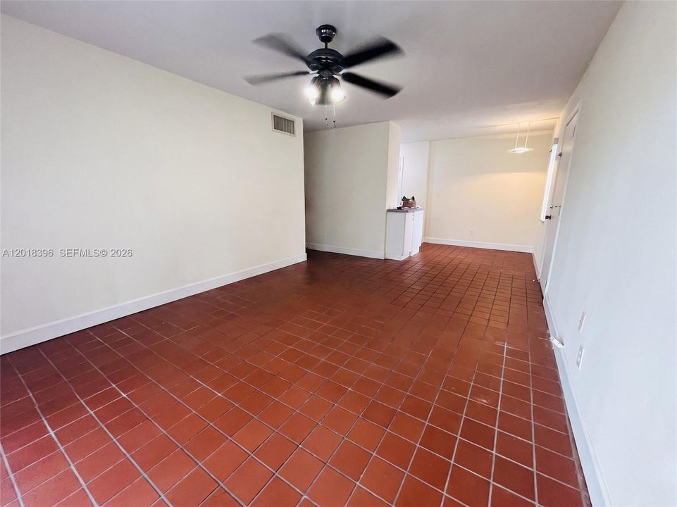 For Sale: $165,000 (1 beds, 1 baths, 560 Square Feet)
