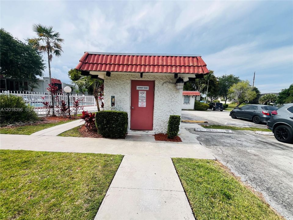 For Sale: $165,000 (1 beds, 1 baths, 560 Square Feet)
