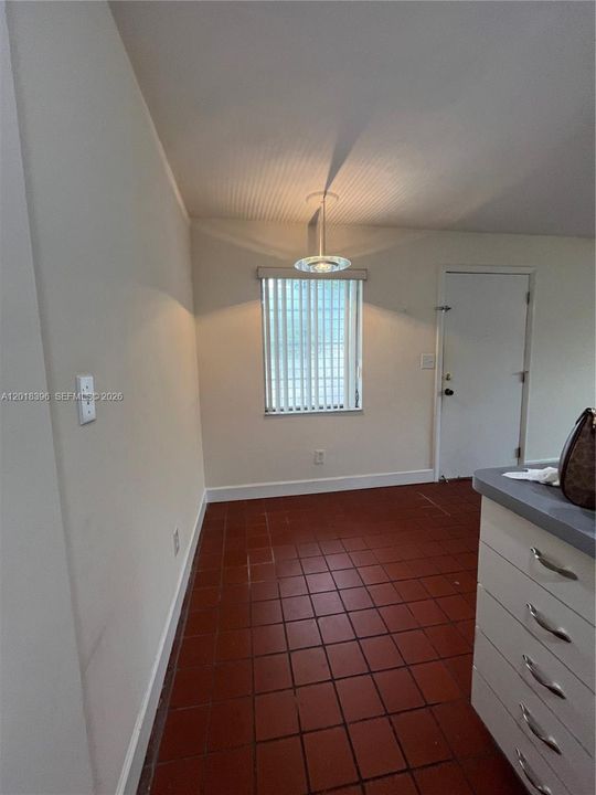 For Sale: $165,000 (1 beds, 1 baths, 560 Square Feet)