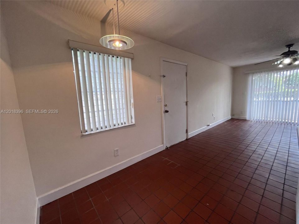 For Sale: $165,000 (1 beds, 1 baths, 560 Square Feet)