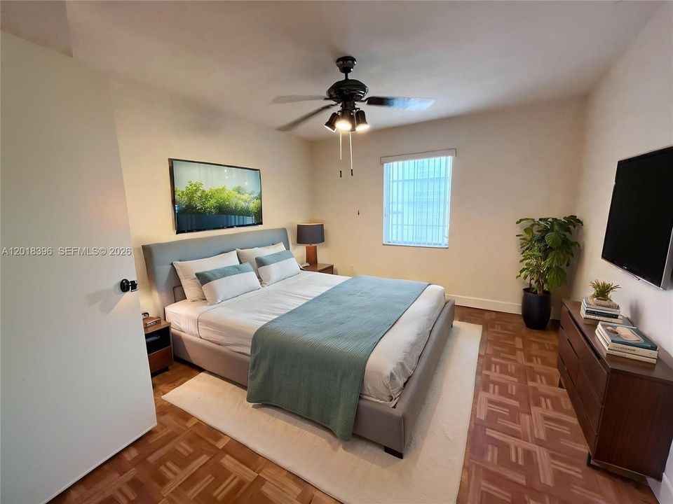 For Sale: $165,000 (1 beds, 1 baths, 560 Square Feet)