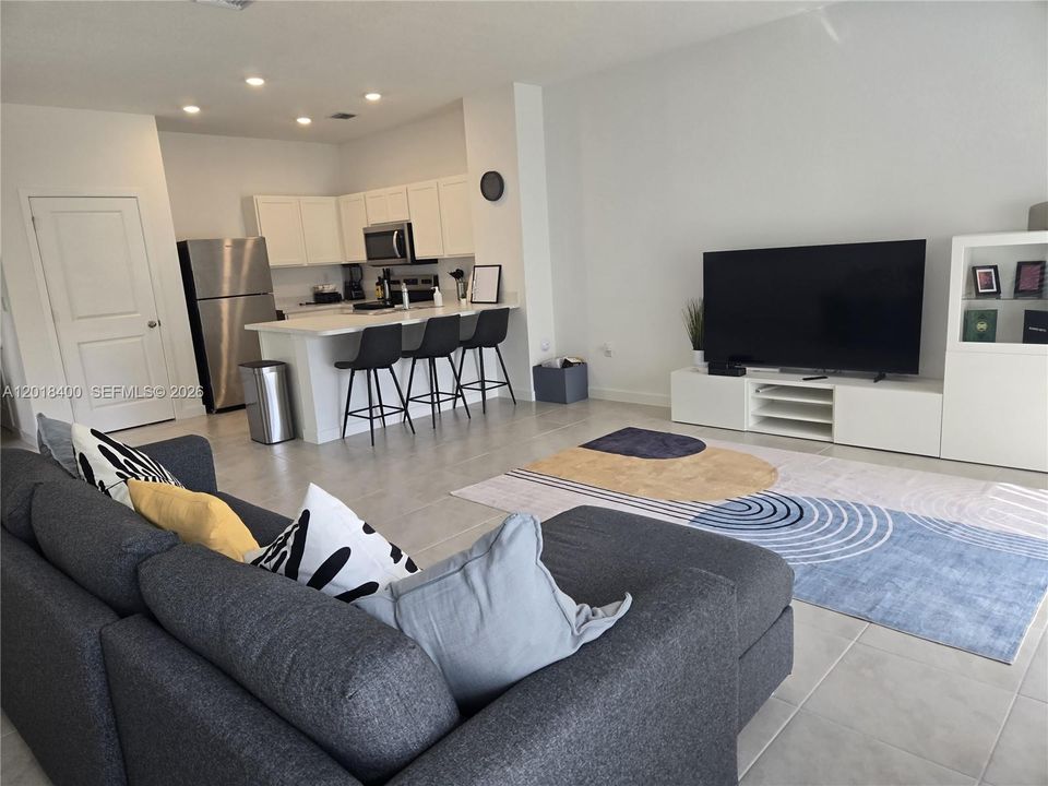 For Rent: $3,500 (3 beds, 2 baths, 1621 Square Feet)