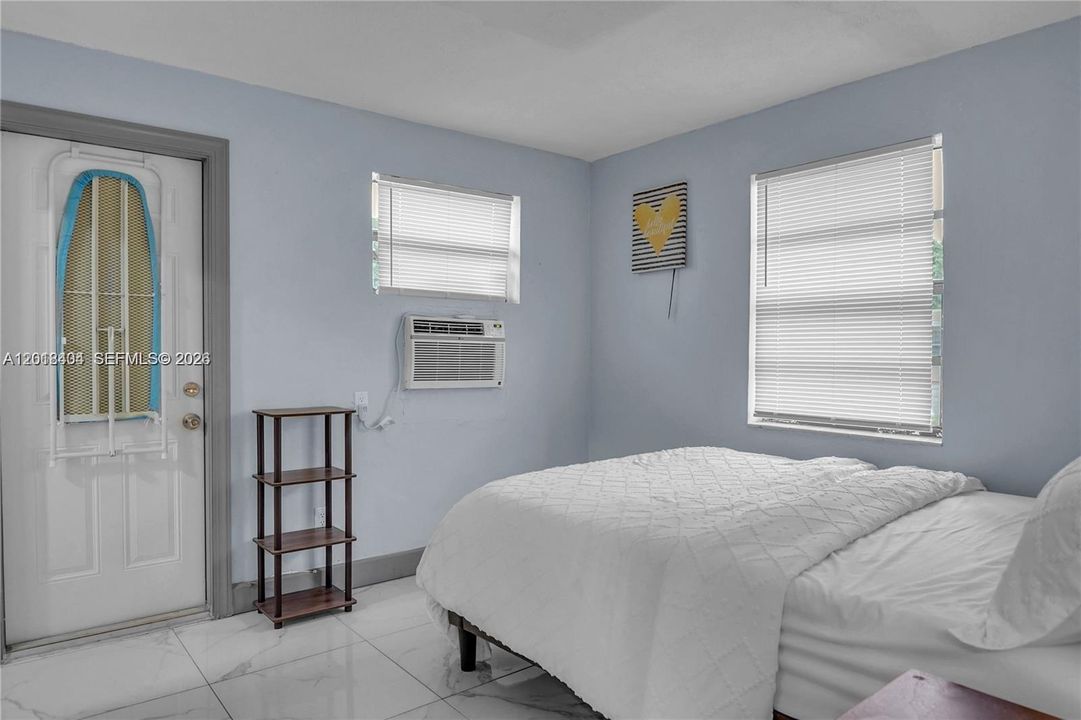 For Rent: $1,700 (1 beds, 1 baths, 1392 Square Feet)