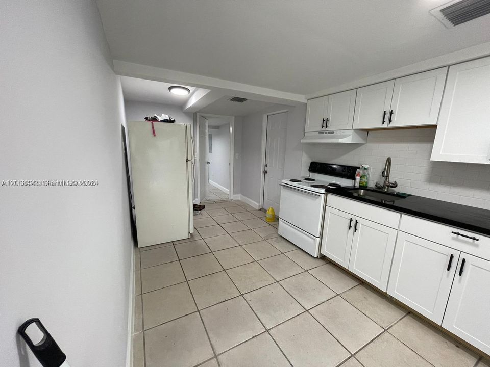 Под контрактом: $2,800 (4 спален, 2 ванн, 1072 Квадратных фут)