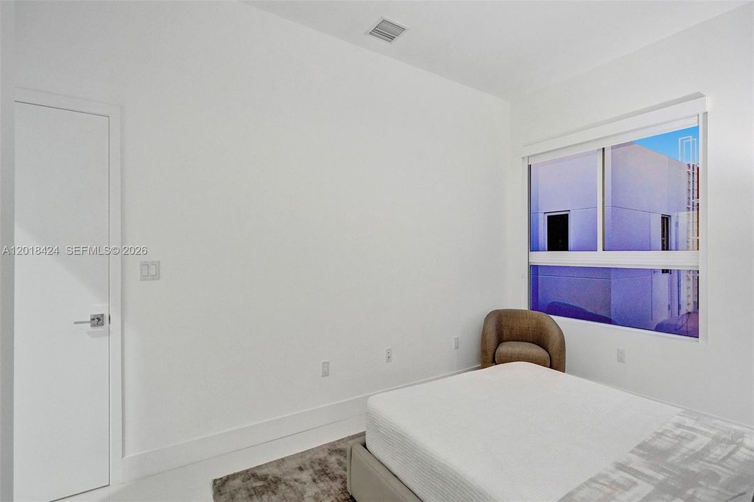 En Venta: $975,000 (3 camas, 3 baños, 2036 Pies cuadrados)