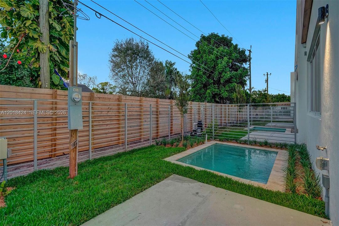 En Venta: $975,000 (3 camas, 3 baños, 2036 Pies cuadrados)
