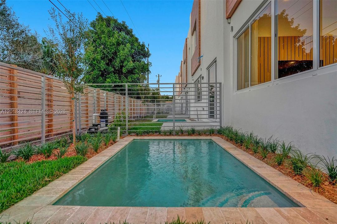En Venta: $975,000 (3 camas, 3 baños, 2036 Pies cuadrados)