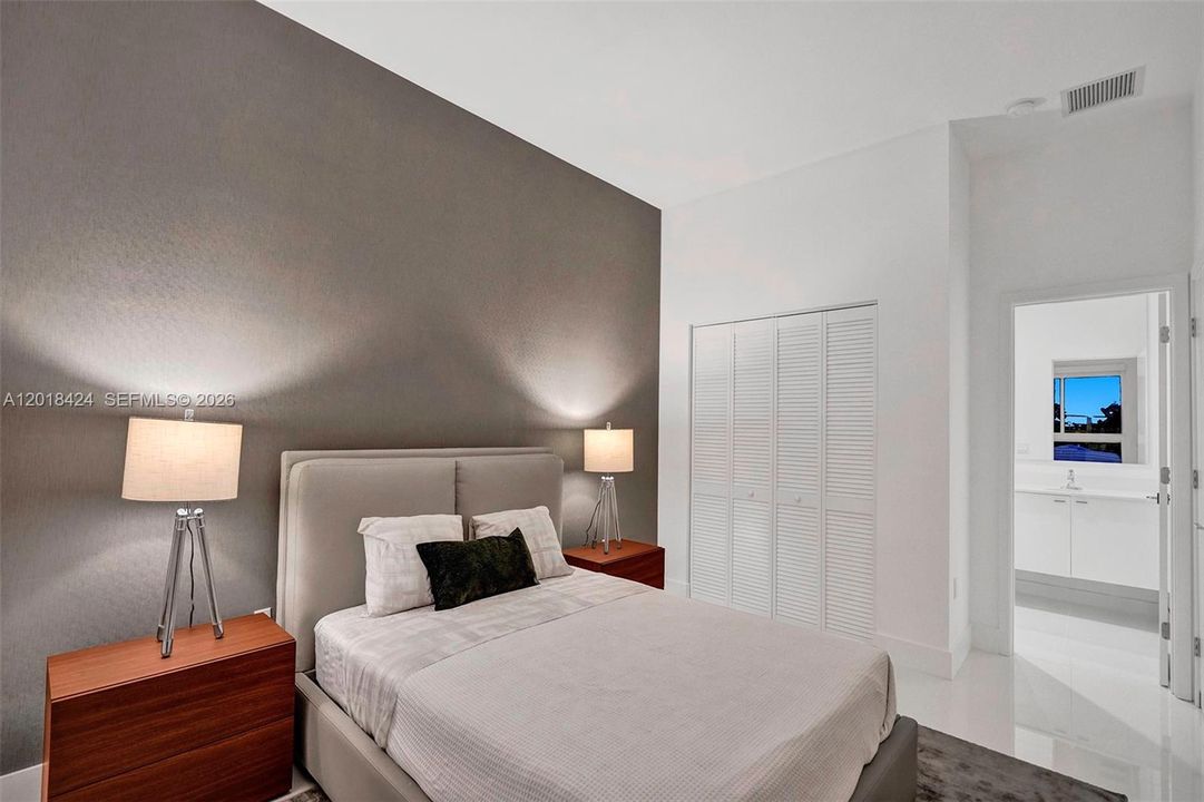En Venta: $975,000 (3 camas, 3 baños, 2036 Pies cuadrados)
