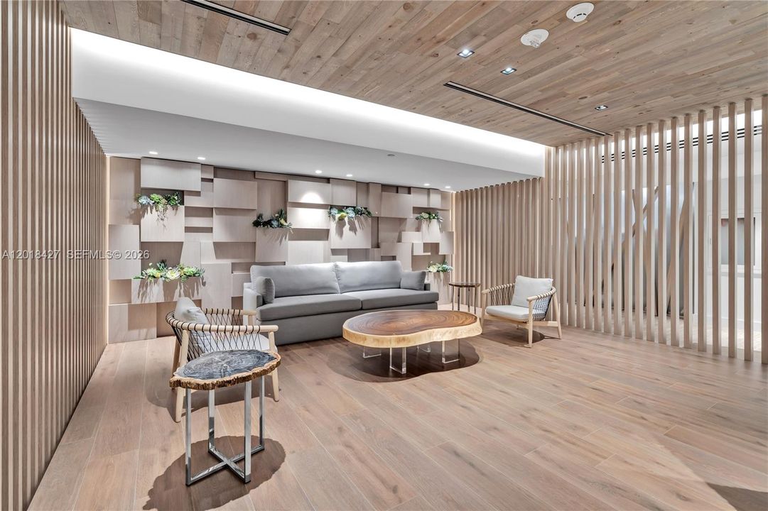 For Sale: $1,125,000 (1 beds, 1 baths, 880 Square Feet)