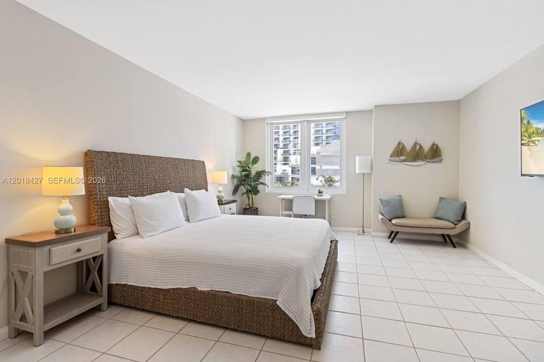 For Sale: $1,125,000 (1 beds, 1 baths, 880 Square Feet)