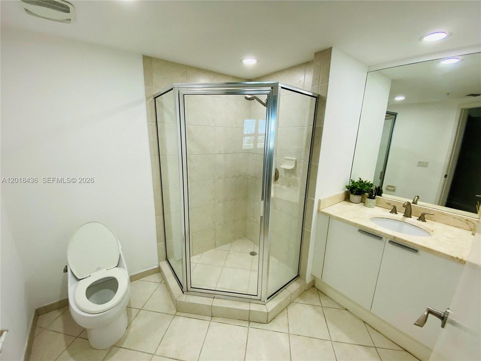 Second bedroom en suite bathroom