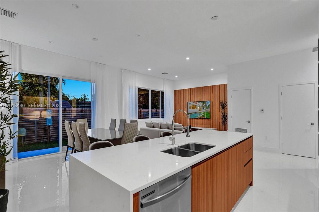 En Venta: $1,050,000 (3 camas, 3 baños, 2036 Pies cuadrados)