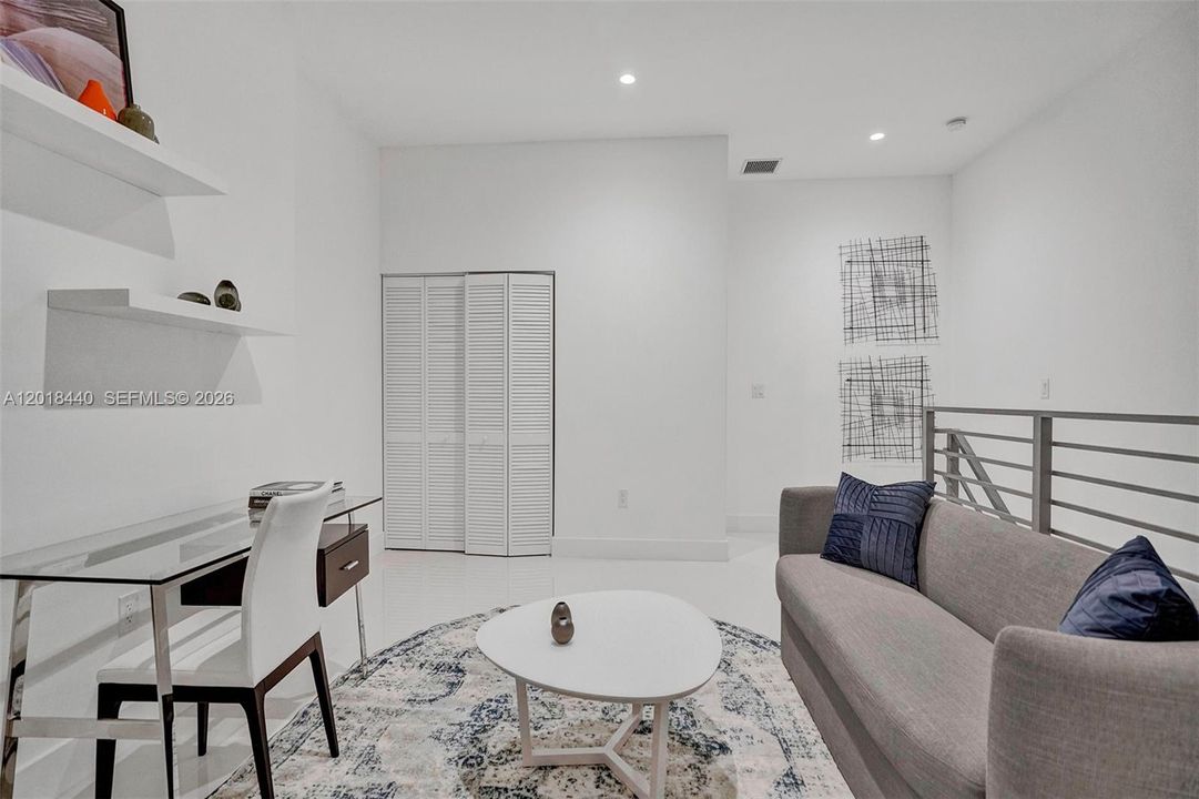 En Venta: $1,050,000 (3 camas, 3 baños, 2036 Pies cuadrados)