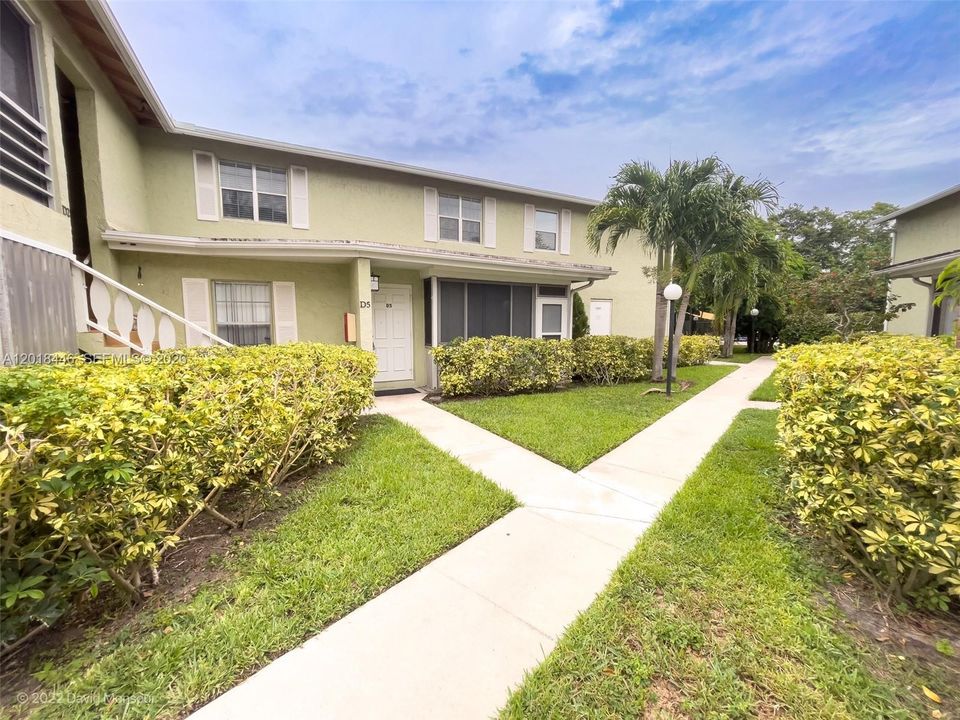For Rent: $2,300 (2 beds, 1 baths, 1104 Square Feet)