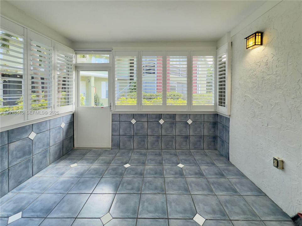 For Rent: $2,300 (2 beds, 1 baths, 1104 Square Feet)
