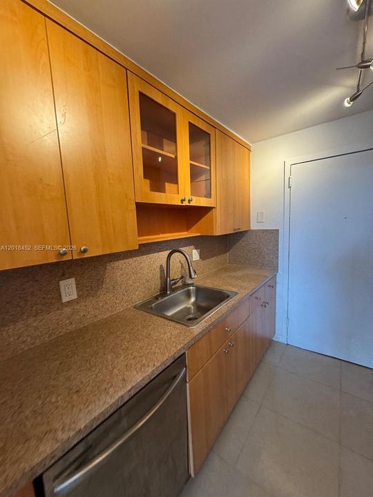 For Sale: $260,000 (2 beds, 2 baths, 963 Square Feet)