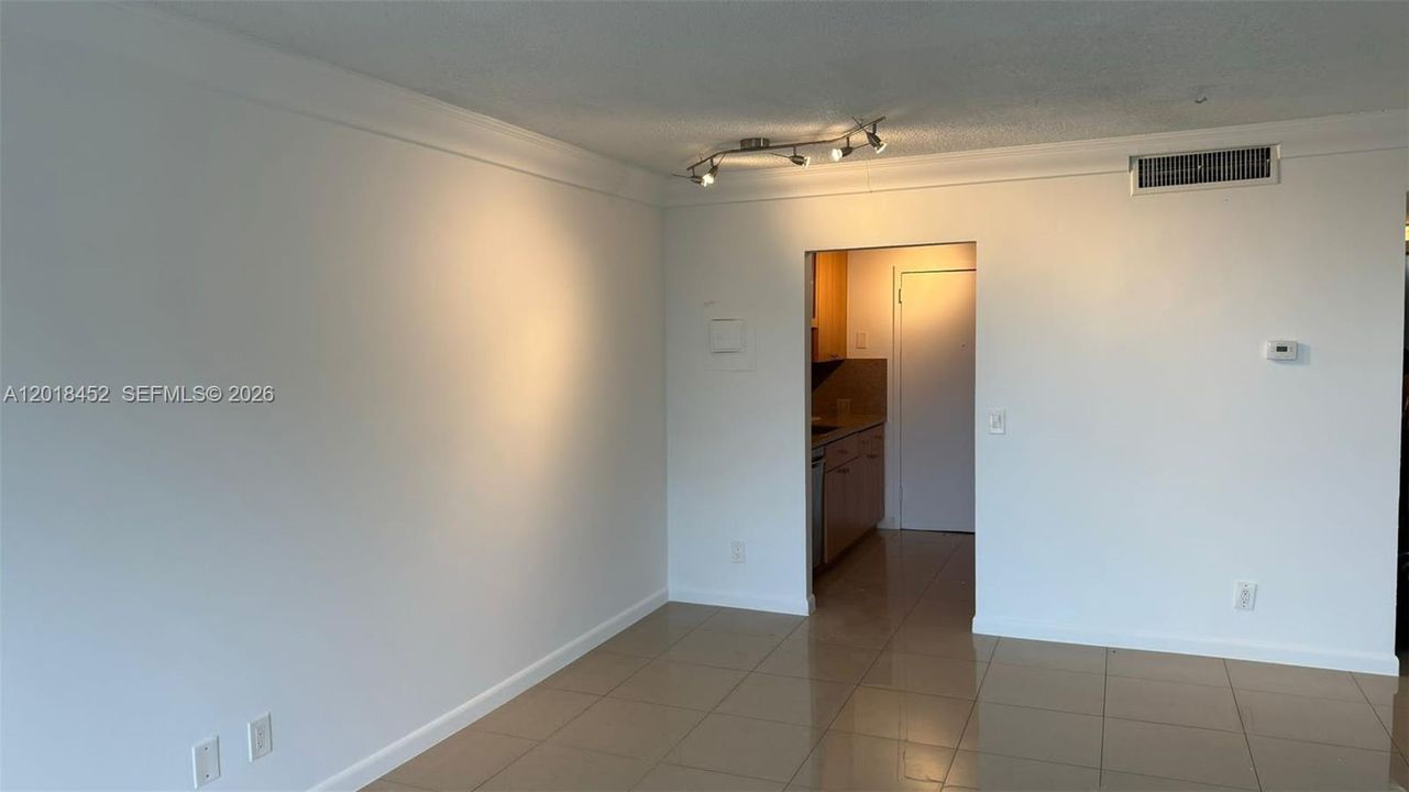 For Sale: $260,000 (2 beds, 2 baths, 963 Square Feet)