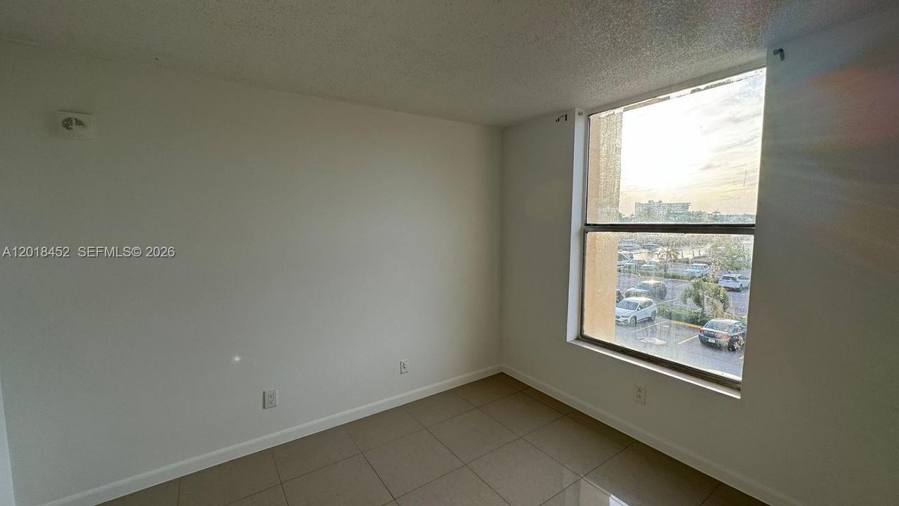 For Sale: $260,000 (2 beds, 2 baths, 963 Square Feet)