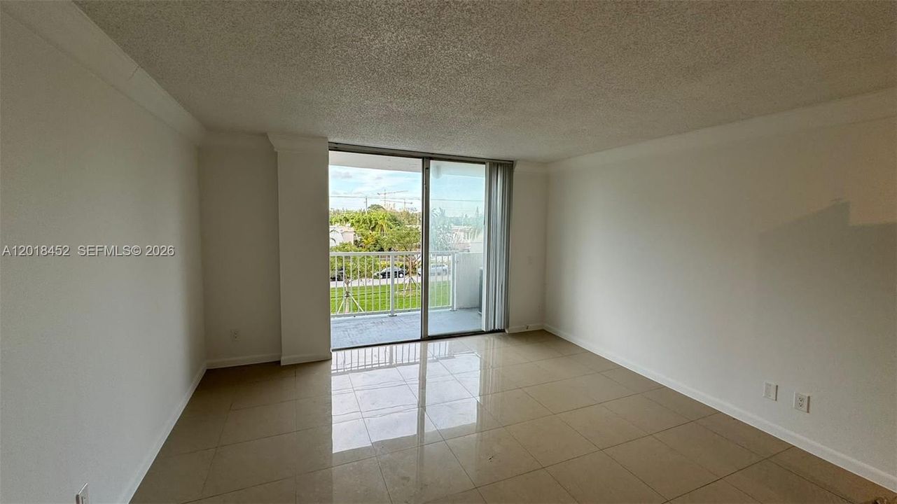 For Sale: $260,000 (2 beds, 2 baths, 963 Square Feet)