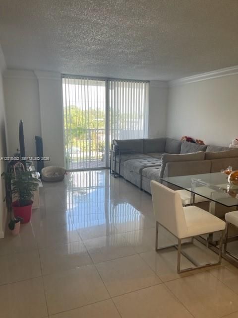 For Sale: $260,000 (2 beds, 2 baths, 963 Square Feet)