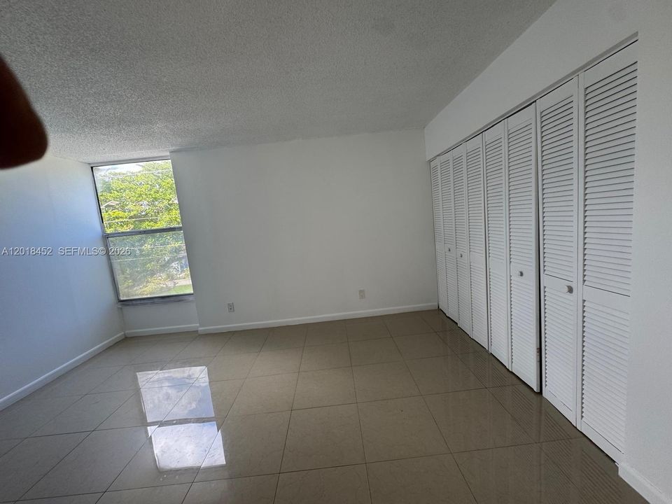 For Sale: $260,000 (2 beds, 2 baths, 963 Square Feet)