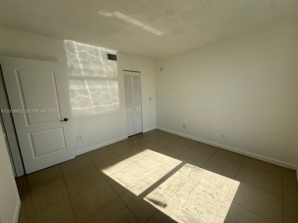 For Sale: $260,000 (2 beds, 2 baths, 963 Square Feet)