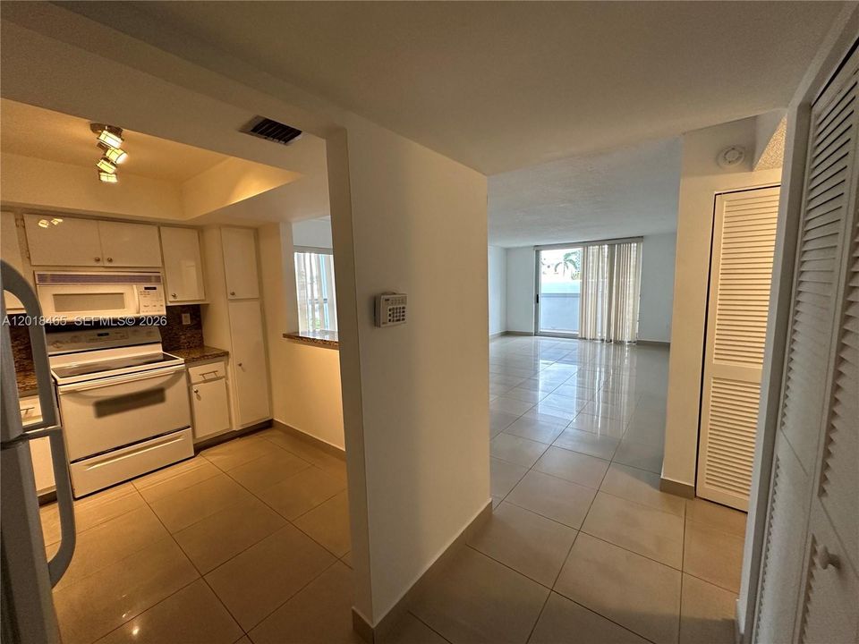 For Sale: $300,000 (1 beds, 1 baths, 865 Square Feet)