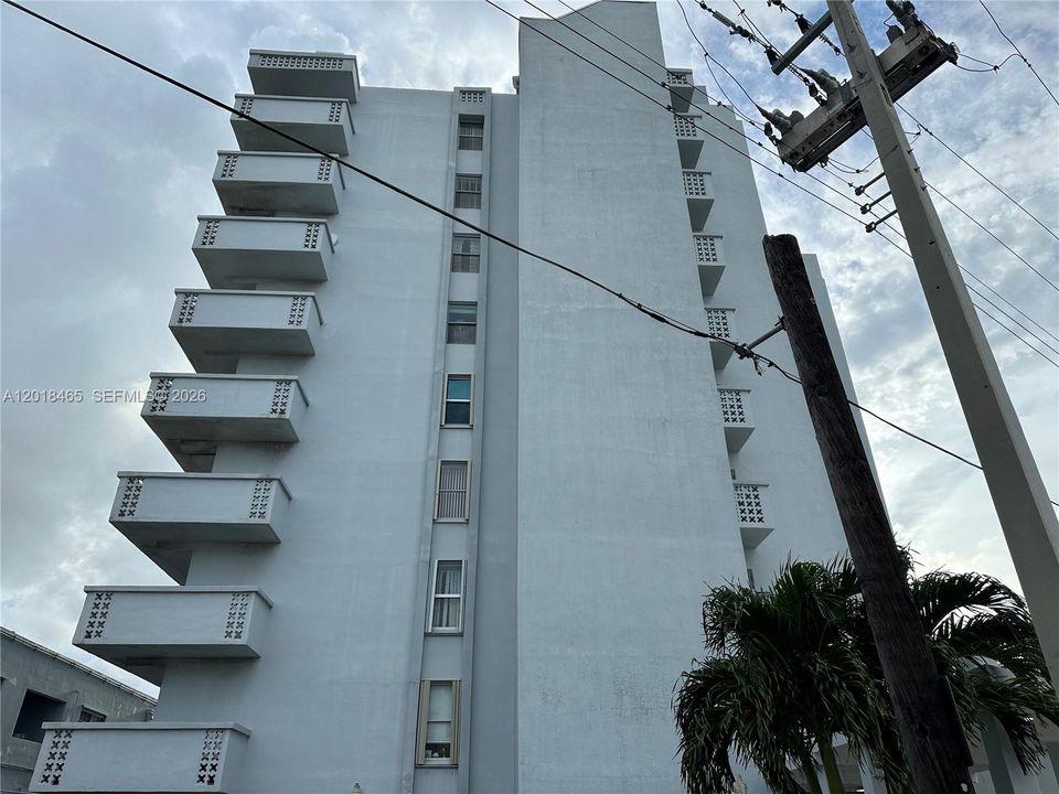 For Sale: $300,000 (1 beds, 1 baths, 865 Square Feet)