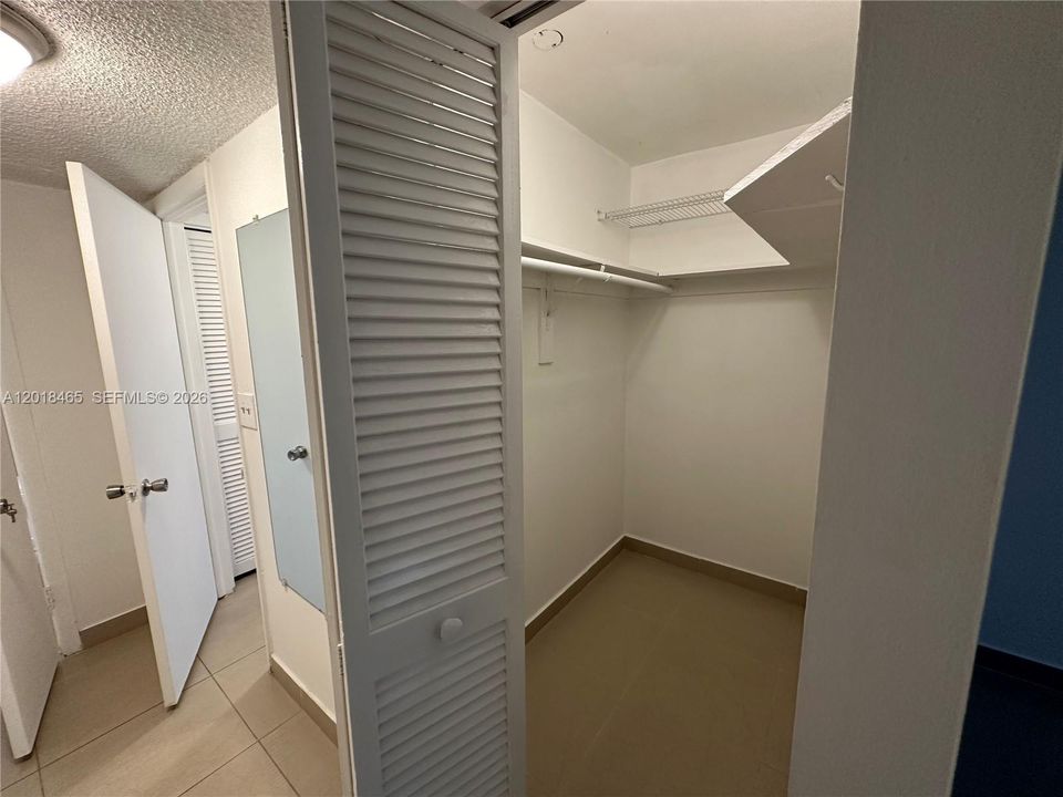 For Sale: $300,000 (1 beds, 1 baths, 865 Square Feet)