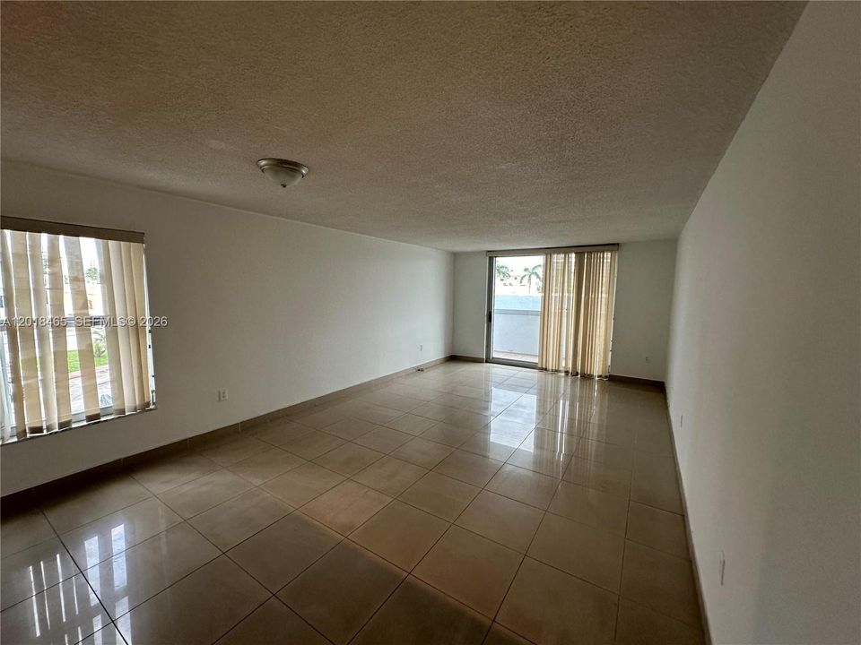 For Sale: $300,000 (1 beds, 1 baths, 865 Square Feet)
