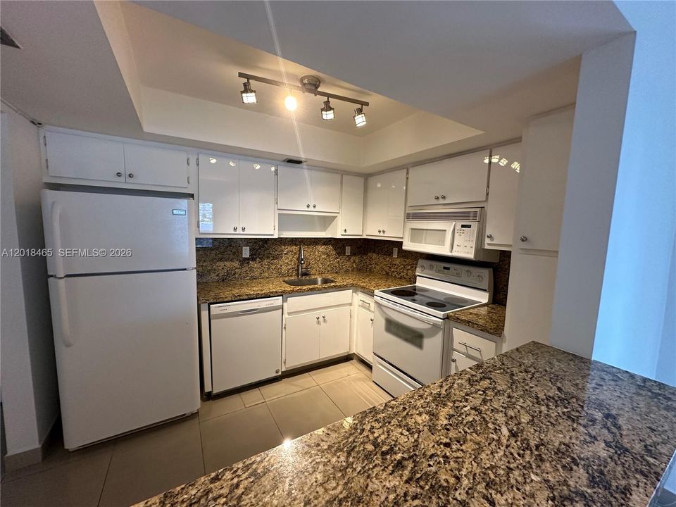 For Sale: $300,000 (1 beds, 1 baths, 865 Square Feet)