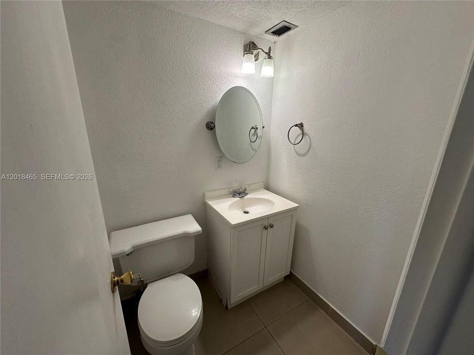 For Sale: $300,000 (1 beds, 1 baths, 865 Square Feet)