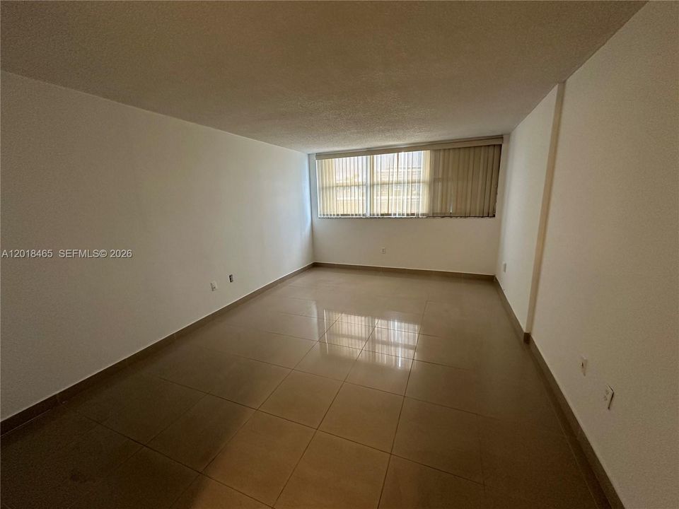 For Sale: $300,000 (1 beds, 1 baths, 865 Square Feet)