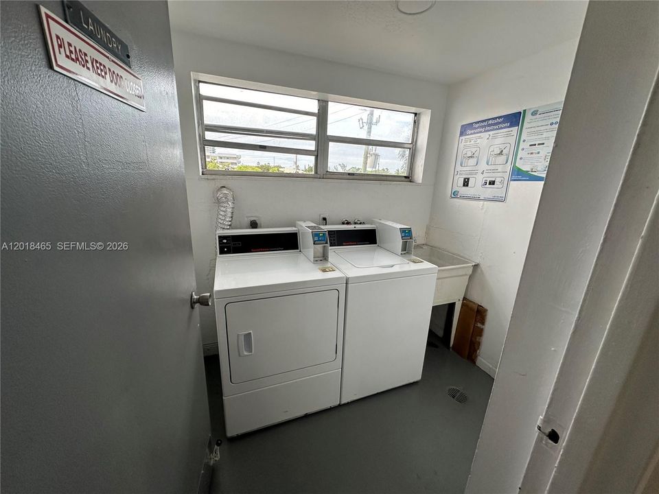 For Sale: $300,000 (1 beds, 1 baths, 865 Square Feet)