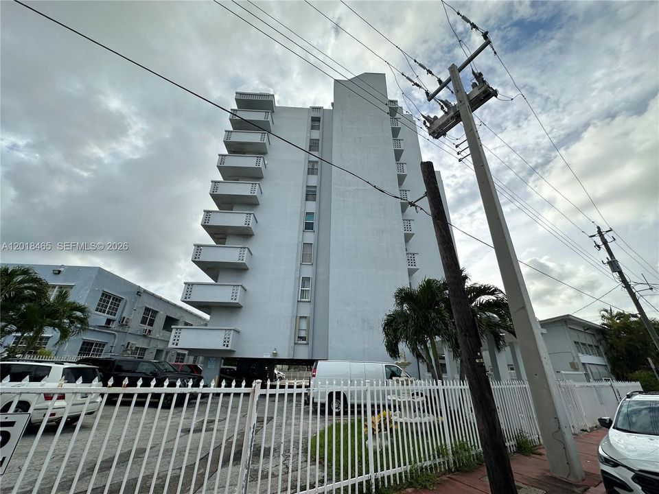 For Sale: $300,000 (1 beds, 1 baths, 865 Square Feet)