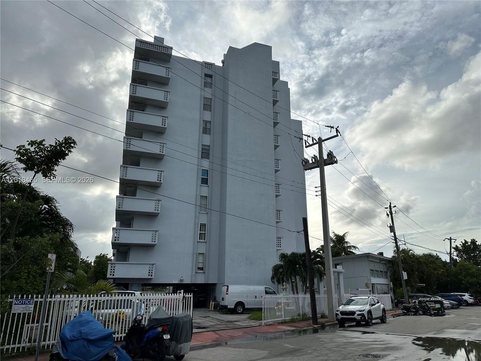 For Sale: $300,000 (1 beds, 1 baths, 865 Square Feet)