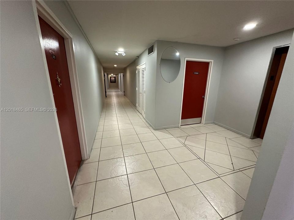 For Sale: $300,000 (1 beds, 1 baths, 865 Square Feet)
