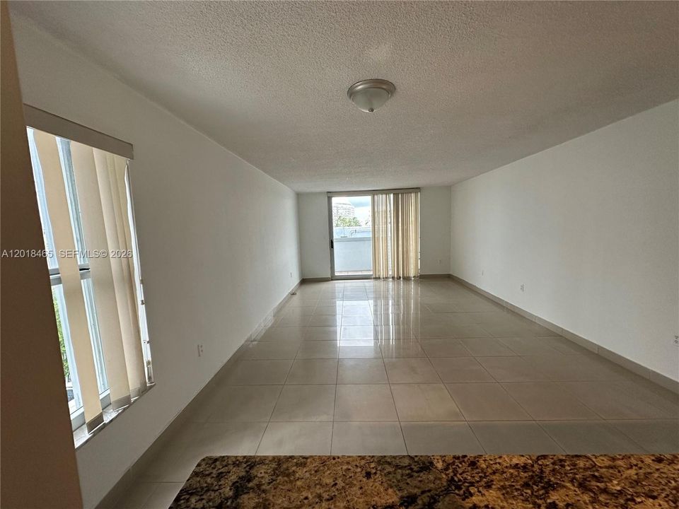 For Sale: $300,000 (1 beds, 1 baths, 865 Square Feet)