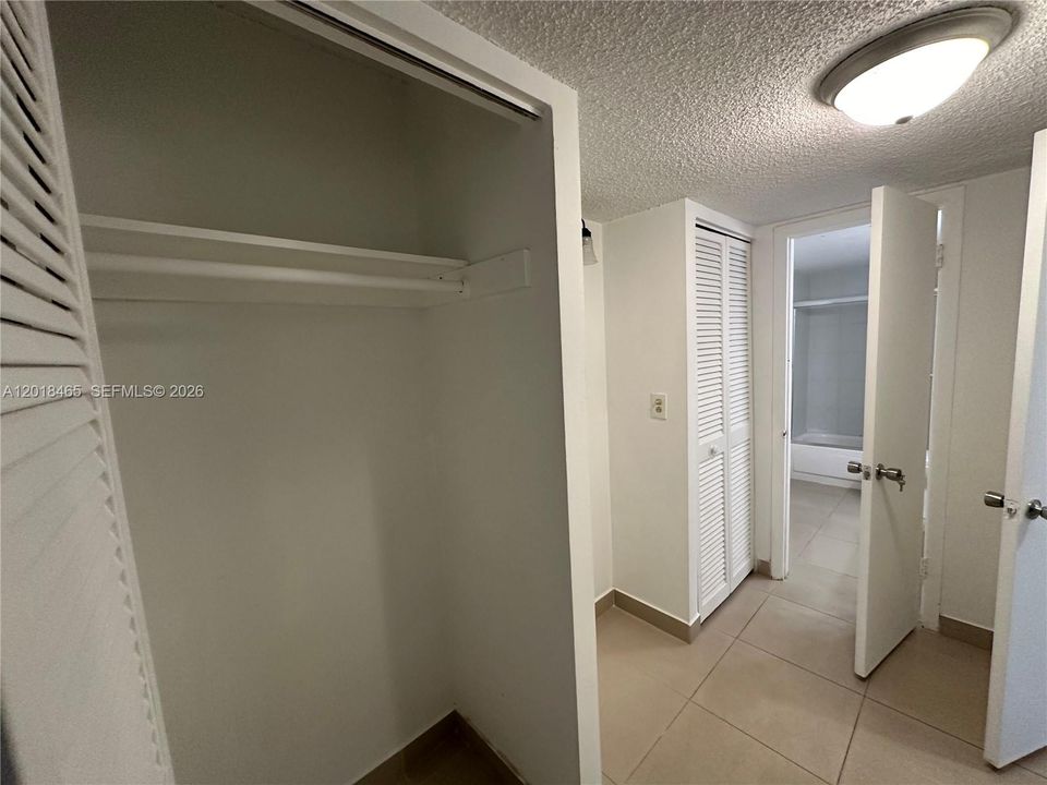 For Sale: $300,000 (1 beds, 1 baths, 865 Square Feet)