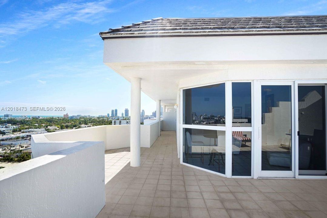 For Sale: $799,000 (2 beds, 2 baths, 890 Square Feet)
