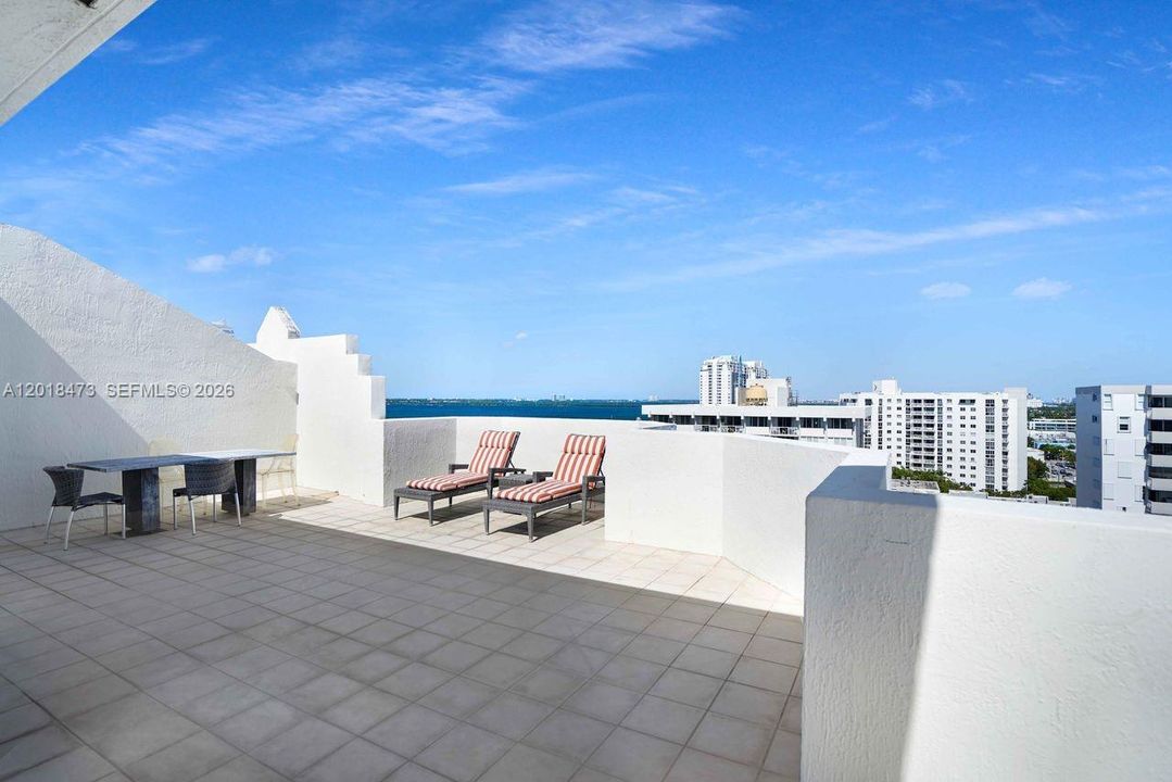 For Sale: $799,000 (2 beds, 2 baths, 890 Square Feet)