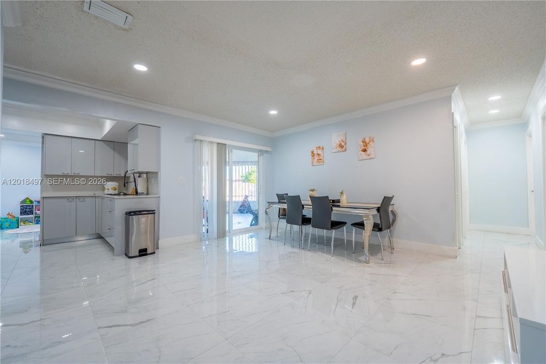 En Venta: $730,000 (5 camas, 3 baños, 2685 Pies cuadrados)