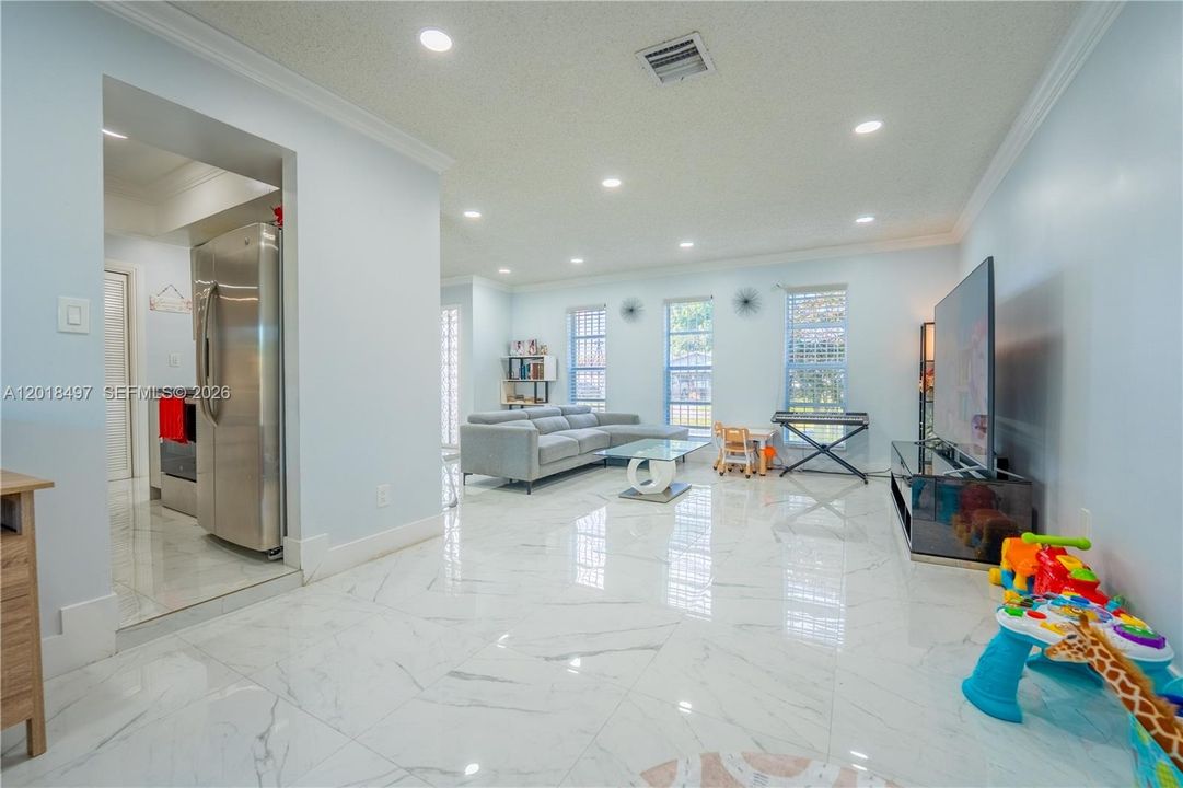 En Venta: $730,000 (5 camas, 3 baños, 2685 Pies cuadrados)