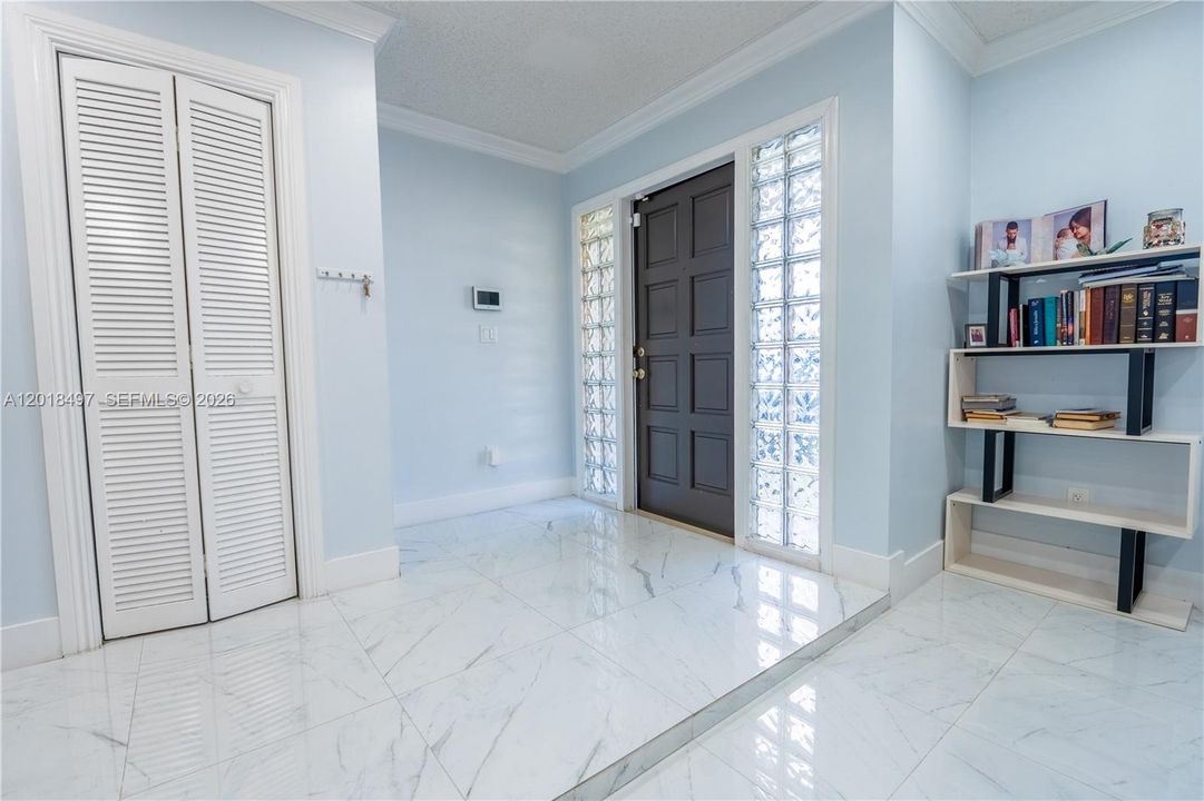 En Venta: $730,000 (5 camas, 3 baños, 2685 Pies cuadrados)