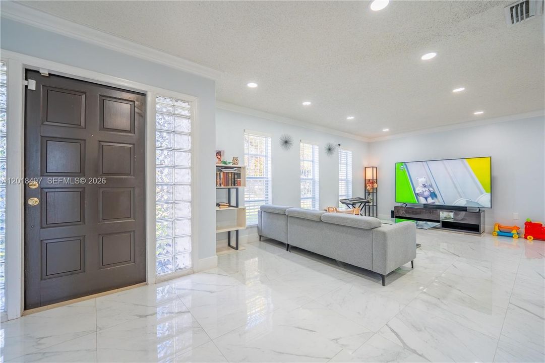 En Venta: $730,000 (5 camas, 3 baños, 2685 Pies cuadrados)