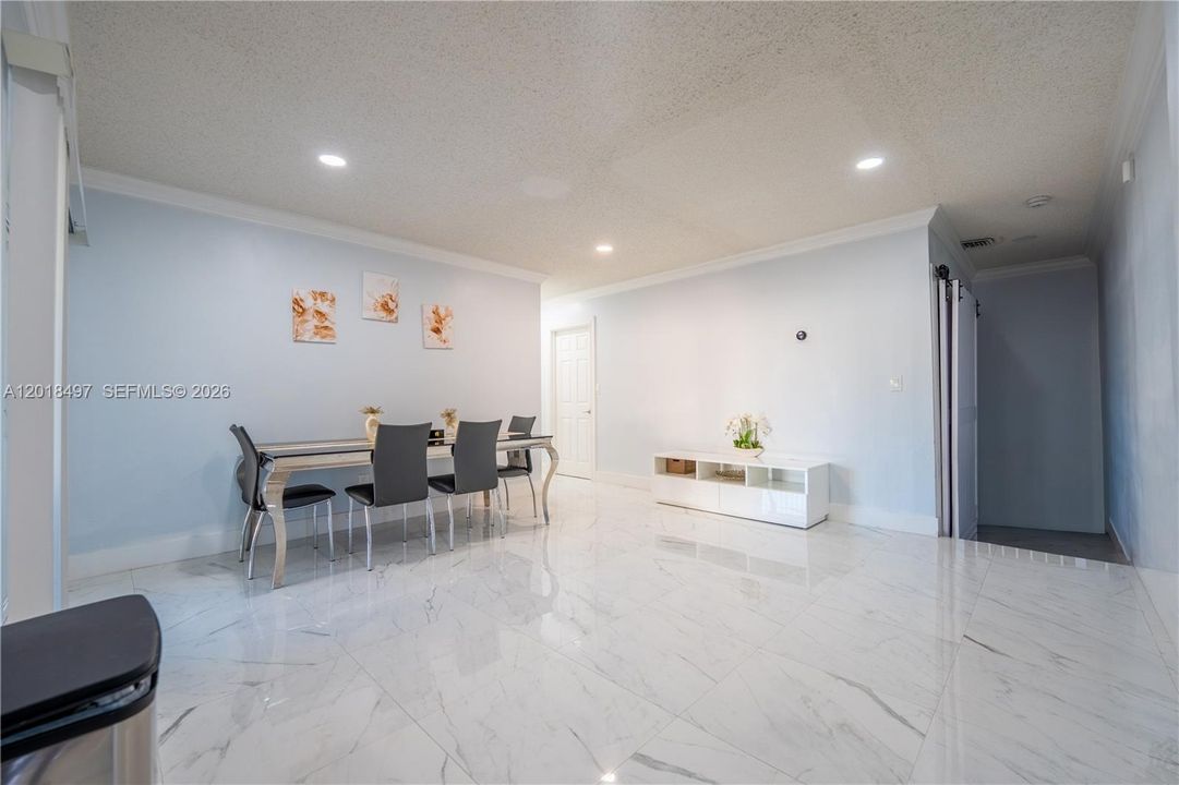 En Venta: $730,000 (5 camas, 3 baños, 2685 Pies cuadrados)